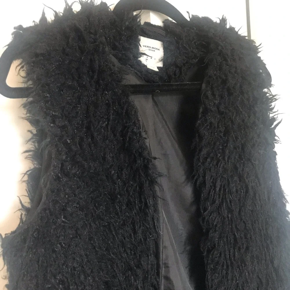 Black Shagged vest - Picture 3 of 3